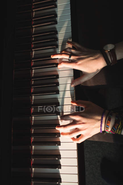 Donna che suona un pianoforte in studio di musica — Foto stock