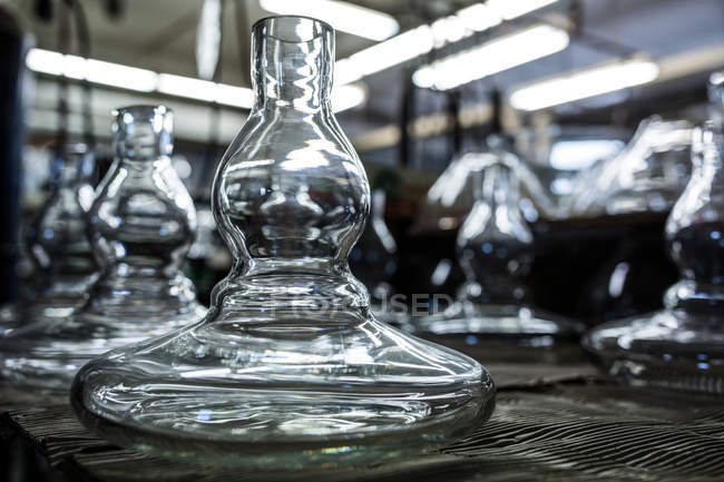 Gros plan sur la décoration de lunettes vides à l'usine de soufflage de verre — Photo de stock