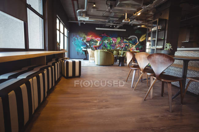 Mesas vazias na cafetaria do escritório — Fotografia de Stock