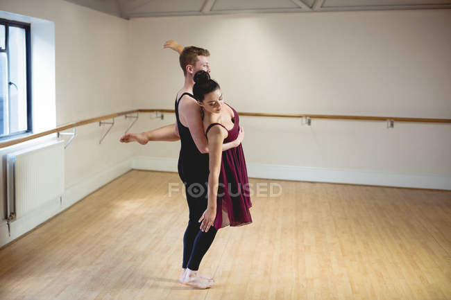 Parceiros de balé esportivo dançando juntos no estúdio moderno — Fotografia de Stock