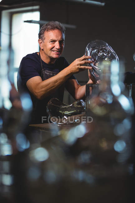 Retrato de vidro ventilador segurando copos na fábrica de sopro de vidro — Fotografia de Stock