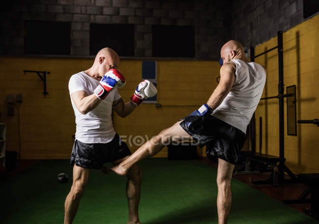 Dos boxeadores tailandeses deportistas practicando boxeo en gimnasio - foto de stock
