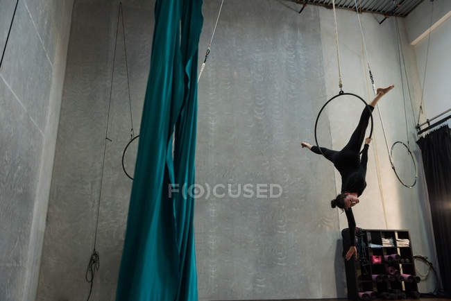 Молода жінка виконує гімнастику на обручі в фітнес-студії — стокове фото