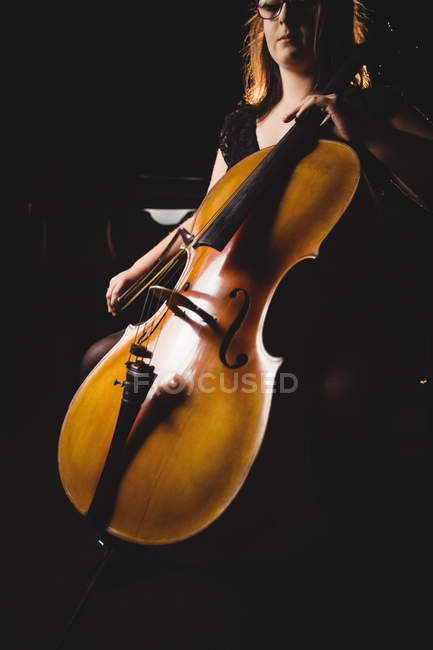 Estudante feminina tocando violino em um estúdio — Fotografia de Stock