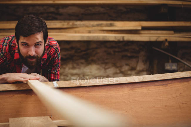 Retrato de homem preparando moldura de barco de madeira no estaleiro — Fotografia de Stock