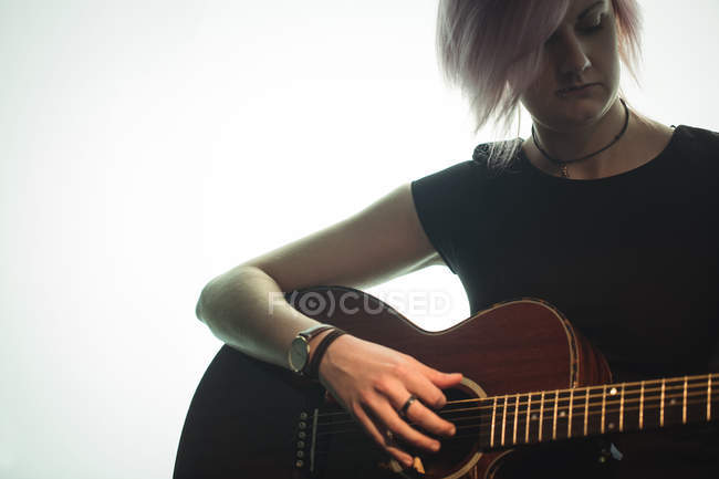 Femme jouant de la guitare à l'école de musique — Photo de stock