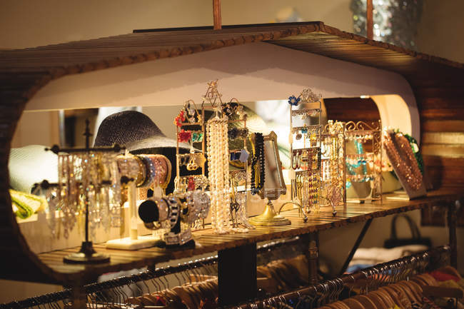 Varios accesorios de joyería en un estante en la tienda boutique - foto de stock