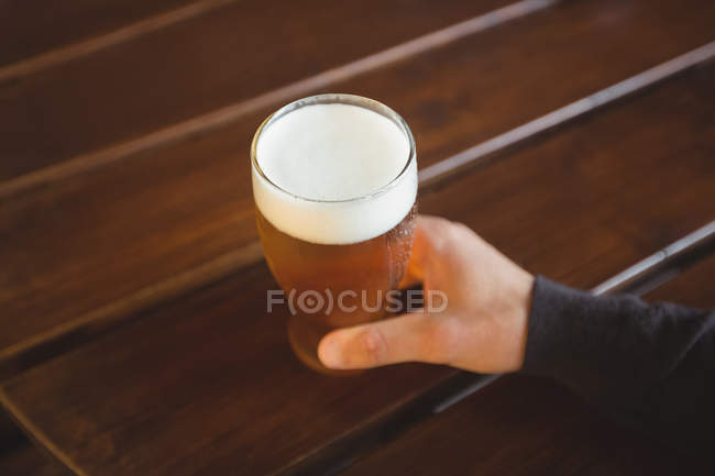 Mann mit Glas Bier an Bar — Stockfoto