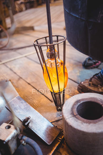 Крупним планом гаряча форма для формування розплавленого скла на скляній фабриці — стокове фото