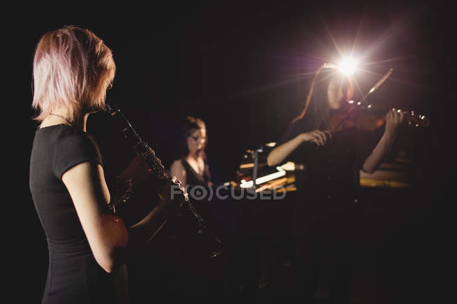 Женщины играют на различных инструментах в музыкальной школе — стоковое фото