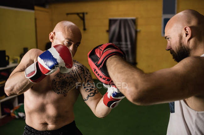 Крупным планом тайских боксеров, занимающихся боксом в спортзале — стоковое фото