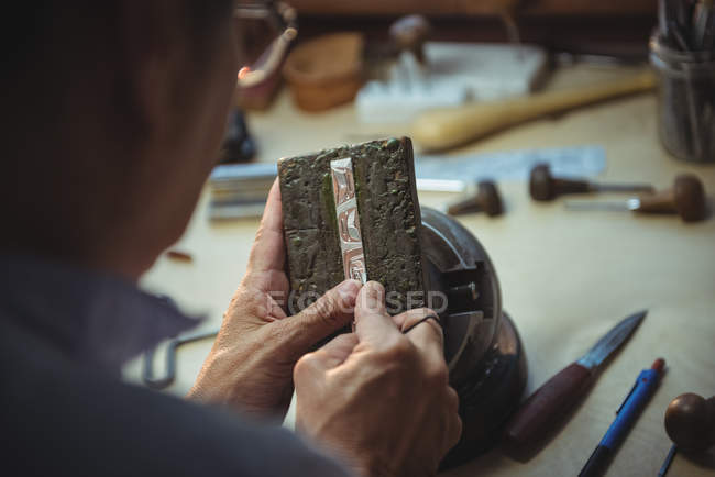 Primer plano de la artesana que trabaja en el taller - foto de stock