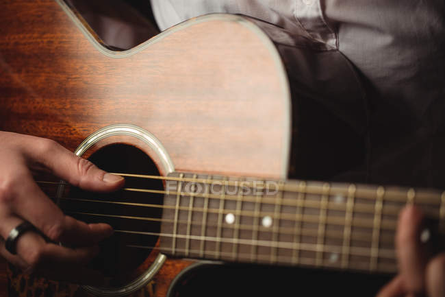 Close-up de mulher tocando guitarra na escola de música — Fotografia de Stock