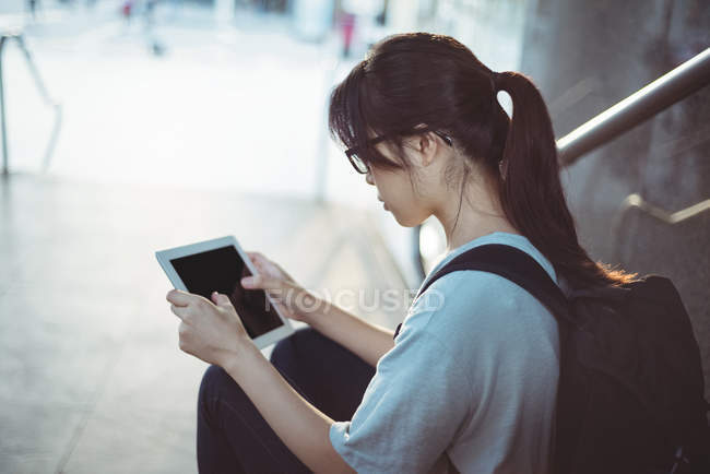 Увага жінка за допомогою цифрового планшета — стокове фото