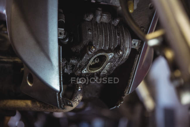 Close-up do motor de motocicleta na oficina mecânica industrial — Fotografia de Stock