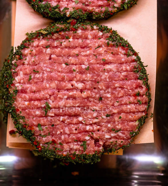 Gros plan des galettes de viande marinée au comptoir — Photo de stock