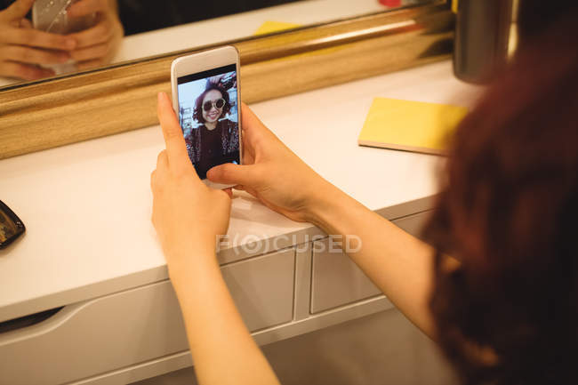 Happy prendre un selfie avec téléphone portable au salon de coiffure — Photo de stock