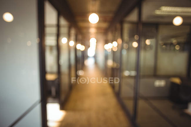 Vista panorâmica do moderno corredor de escritórios e do espaço de trabalho — Fotografia de Stock