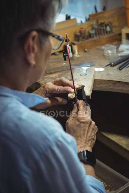Primo piano dell'artigiana che lavora in officina — Foto stock