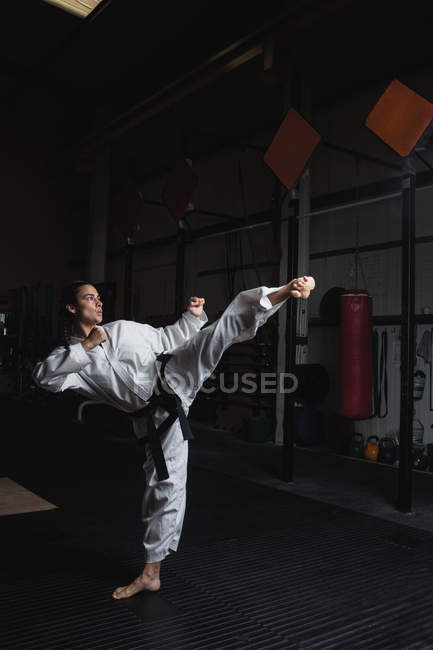 Женщина, занимающаяся карате в фитнес-студии — стоковое фото