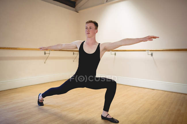 Ballerino практикуючих балету танцю в студії і дивитися вбік — стокове фото