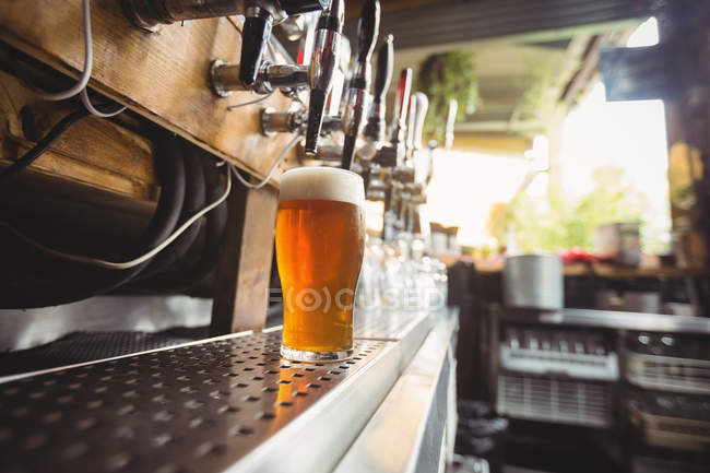 Close-up da bomba de cerveja em uma fileira no bar — Fotografia de Stock