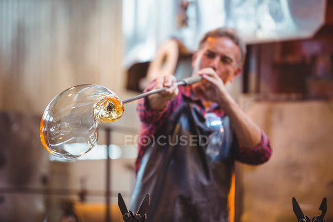 Glasbläser formen ein Glas auf dem Blasrohr in der Glasbläserei — Stockfoto