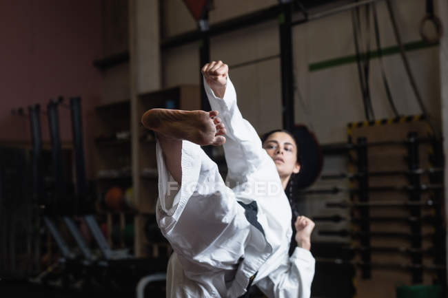 Selective focus of Woman practicing karate in fitness studio — Stock Photo