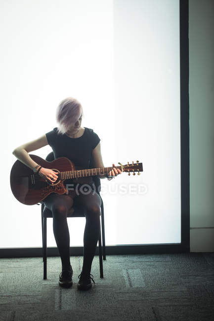 Mulher tocando guitarra na escola de música — Fotografia de Stock