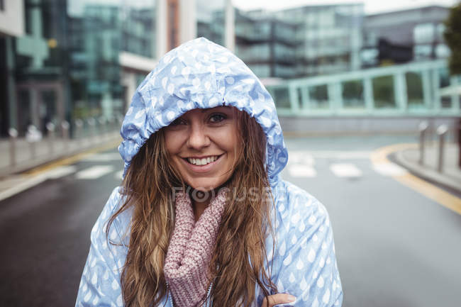 Porträt einer glücklichen schönen Frau, die in der Regenzeit Windjammer trägt — Stockfoto