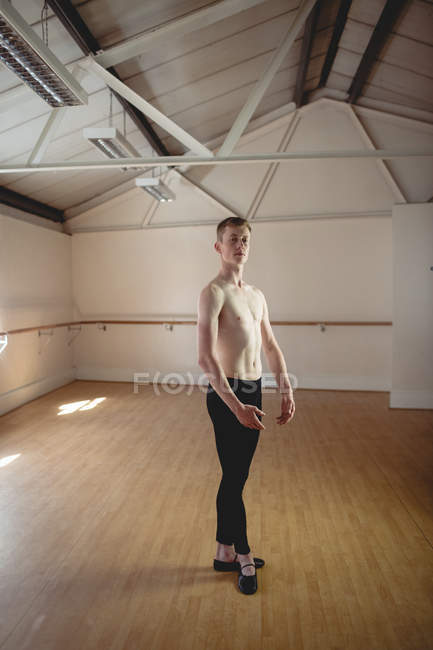 Bailarina sin camisa de pie en un estudio moderno - foto de stock