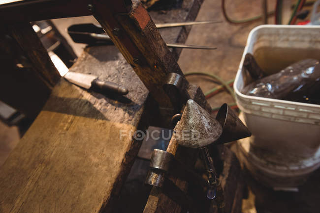 Gros plan de l'outil de soufflage du verre sur la table à l'usine de soufflage du verre — Photo de stock