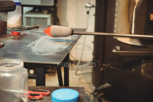 Vetro fuso sul tavolo del marver alla fabbrica di soffiaggio del vetro — Foto stock