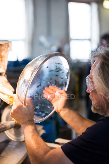 Ventilador de vidro trabalhando em um vidro na fábrica de sopro de vidro — Fotografia de Stock