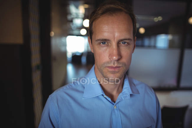 Portrait d'un homme d'affaires confiant en fonction — Photo de stock