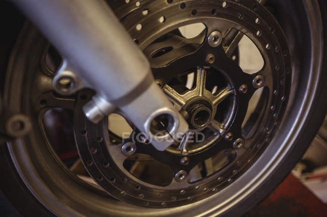 Close-up of motorcycle wheel in industrial mechanical workshop — Stock Photo