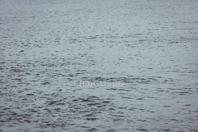 Vue de la mer ondulée par une journée ensoleillée — Photo de stock