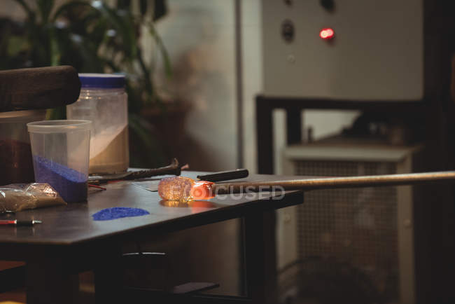 Расплавленное стекло на мраморном столе на стекольном заводе — стоковое фото