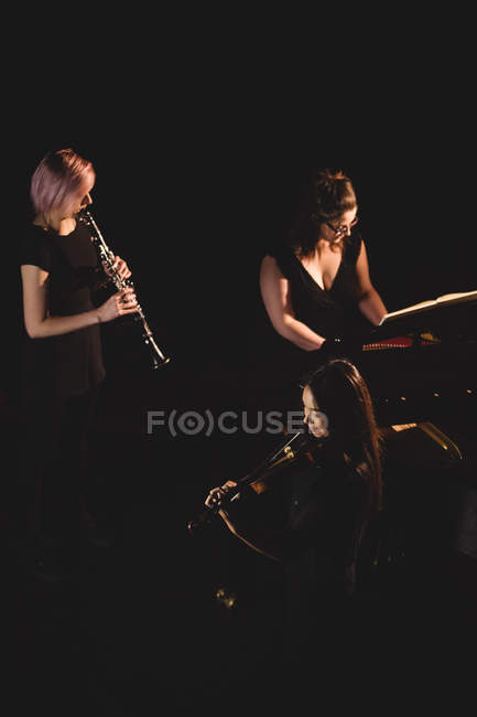 Frauen spielen verschiedene Instrumente in der Musikschule — Stockfoto