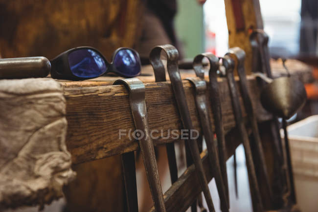 Nahaufnahme von Glasblasinstrumenten auf dem Tisch in der Glasbläserei — Stockfoto