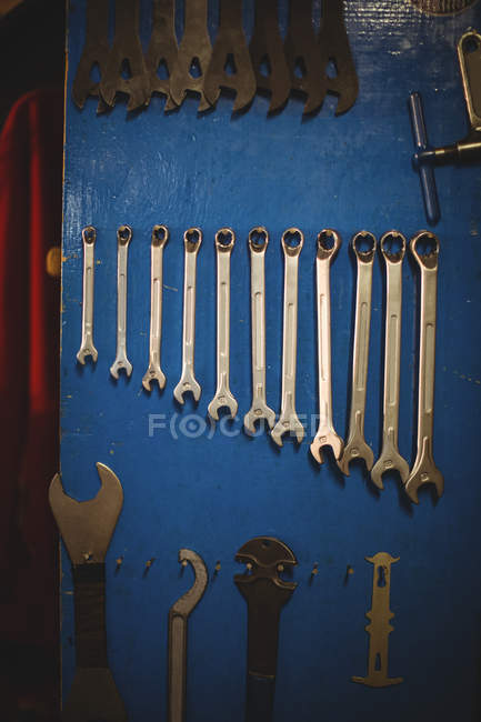 Divers accessoires de réparation sur table en atelier — Photo de stock