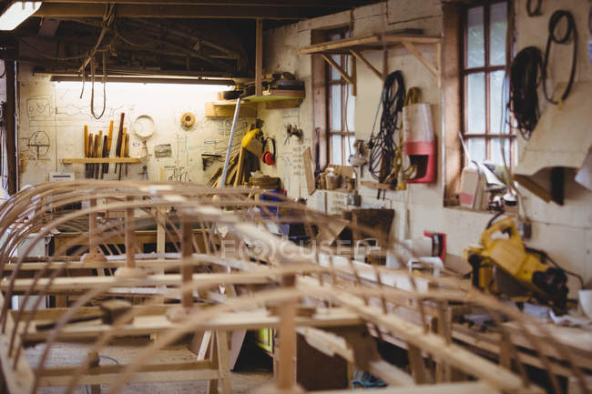 Barco de madeira em construção no interior do estaleiro — Fotografia de Stock
