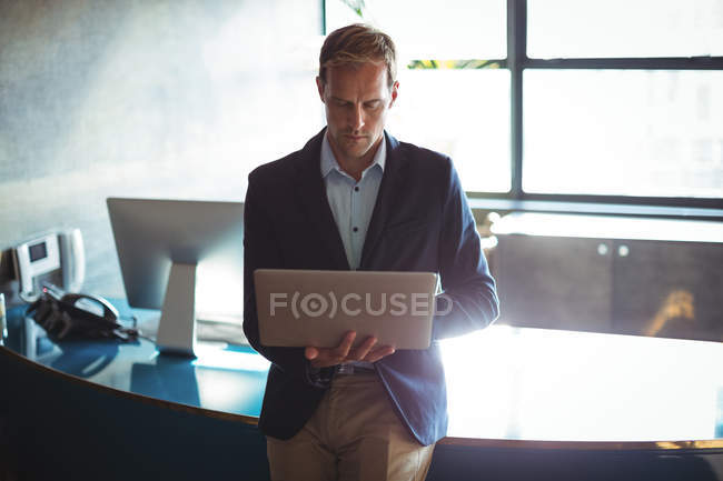 Концентрований бізнесмен використовує ноутбук в офісі — стокове фото