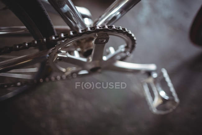 Close up de bicicleta de prata nova na oficina — Fotografia de Stock