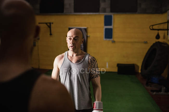 Foyer sélectif de deux boxeurs thai debout dans la salle de gym — Photo de stock