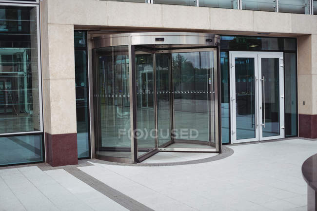 Vue de l'entrée moderne de l'immeuble de bureaux — Photo de stock