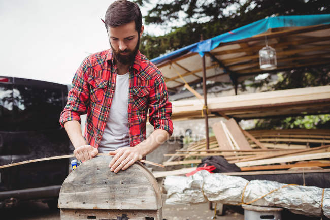Uomo preparare un telaio barca in legno al cantiere navale — Foto stock