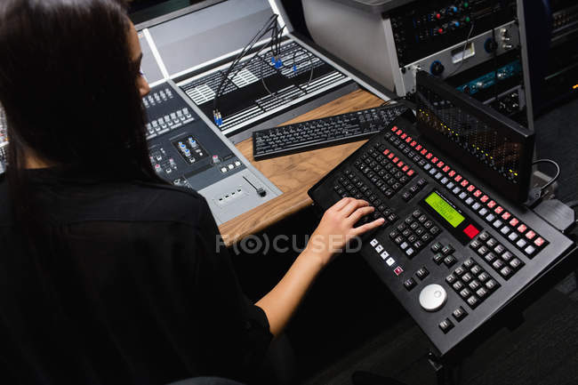 Studentin benutzt Tonmischpult im Studio — Stockfoto