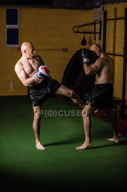 Boxeurs thaïlandais torse nu pratiquant la boxe dans la salle de gym — Photo de stock