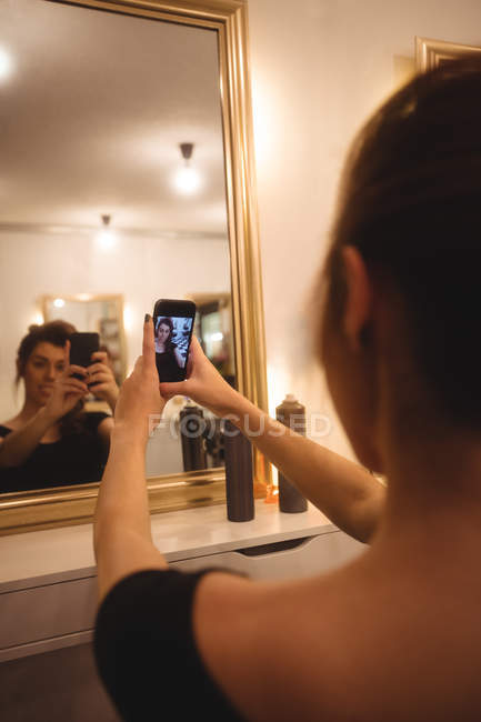 Donna che prende selfie dal cellulare al salone di bellezza — Foto stock